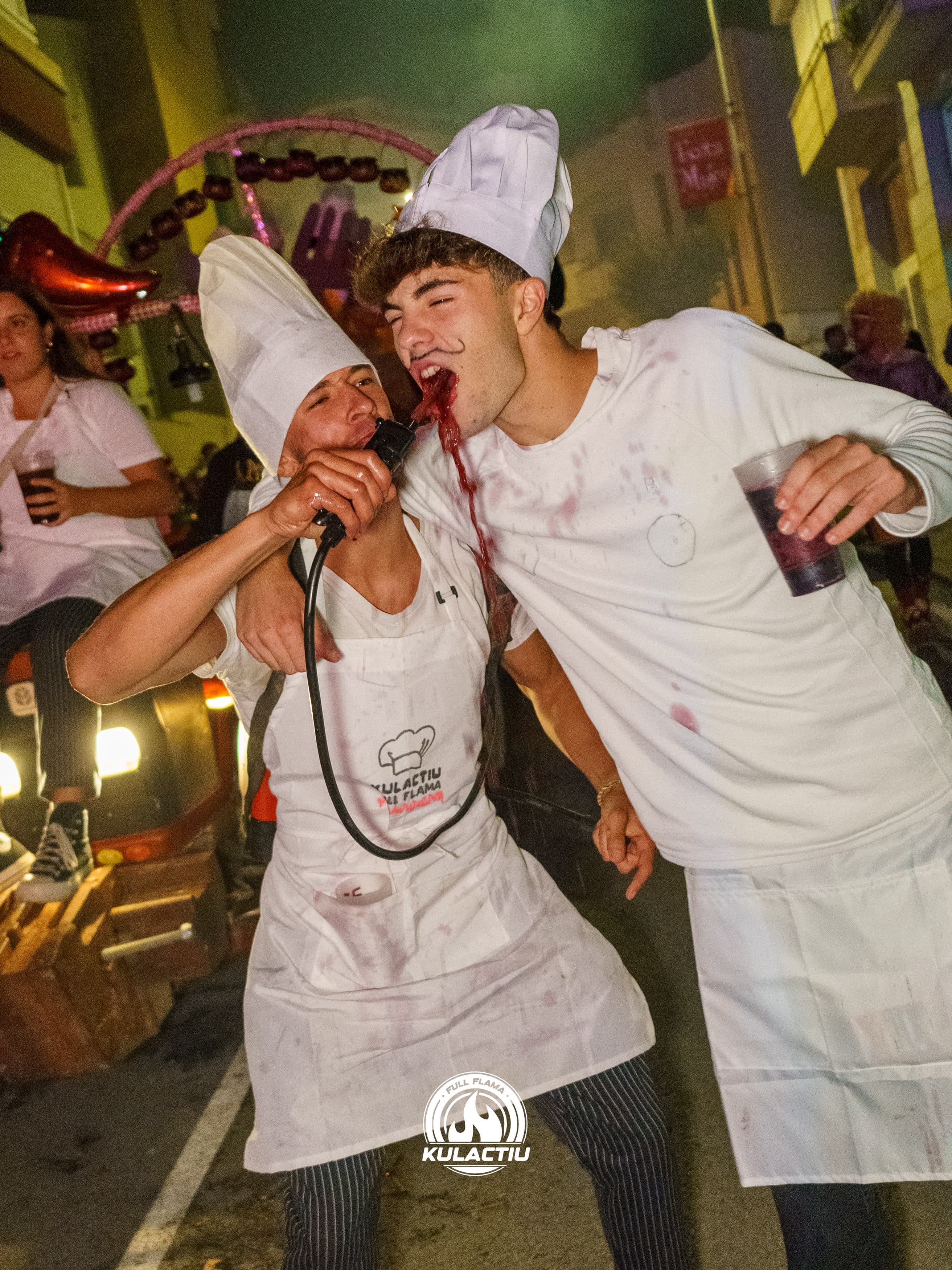 Gent gaudint de la festa